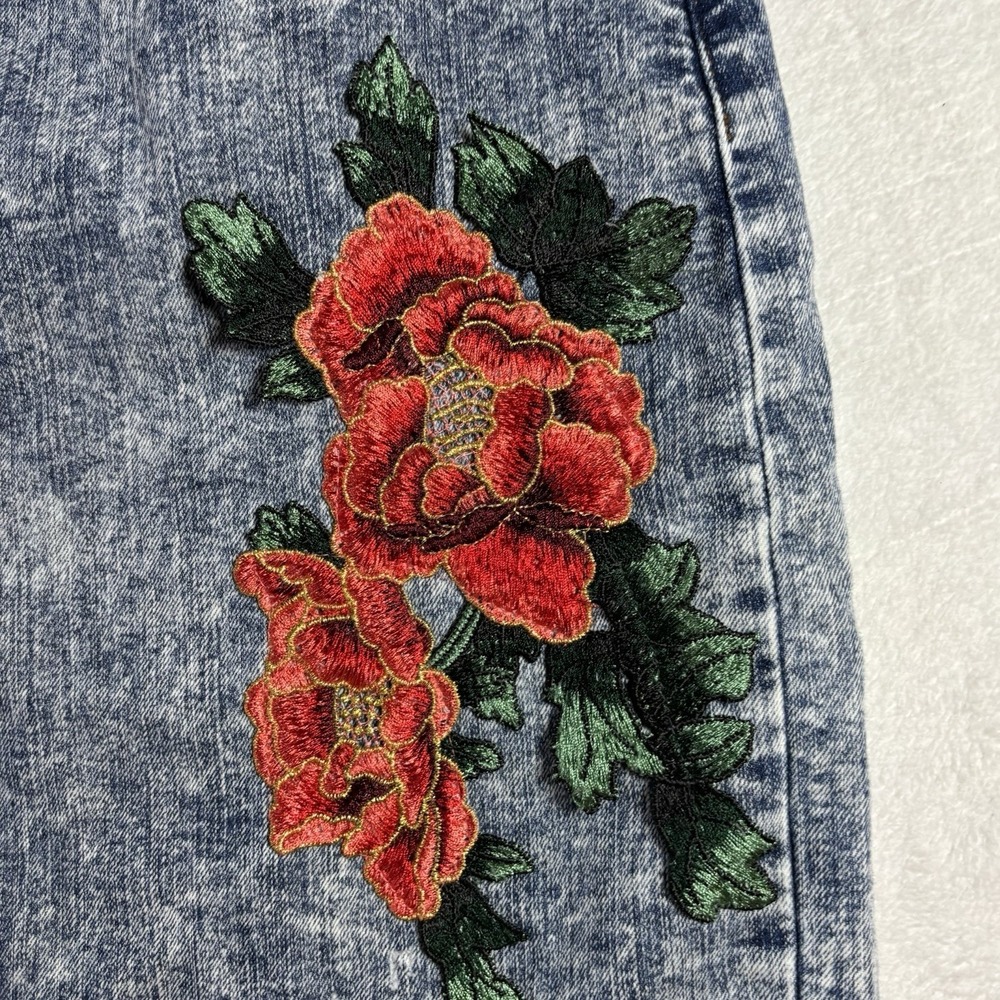 Zenobia Women's Denim skirt Acid Wash Y2K Inspired With Appliqué Rose Size 1X - Picture 6 of 13